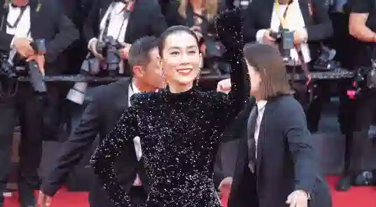 中国女星戛纳巅峰对决：她穿成东方名伶扛住生图，而她一改面相清纯变凌厉……