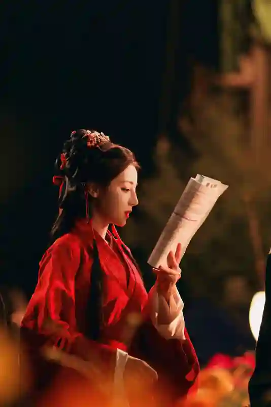 迪丽热巴红衣加身花海氛围感拉满 垂眸瞬间明艳又楚楚动人