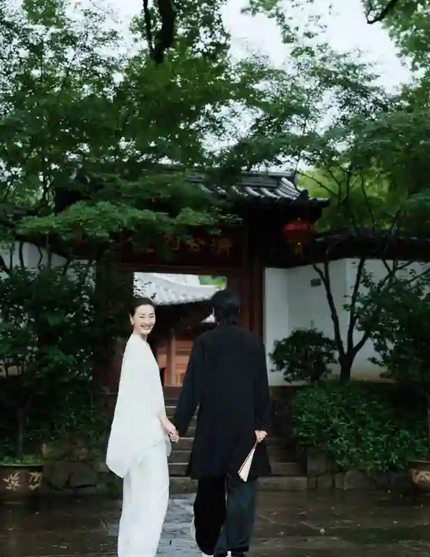 林依轮分享与妻子西华30周年合影！同框笑容温馨治愈，岁月不败恩爱真情
