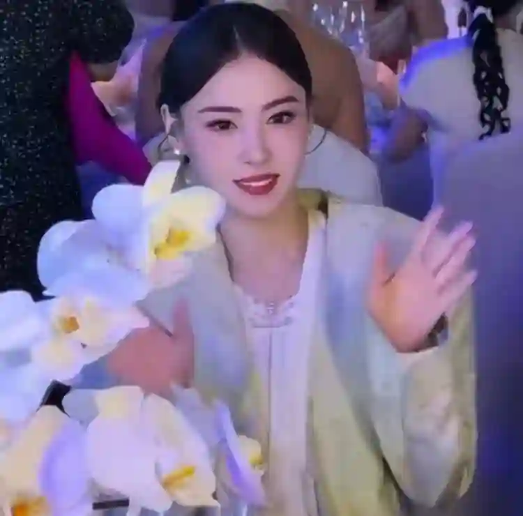 汪峰宁静陷入热恋？冯绍峰二婚了？张柏芝整成网红脸？邓为跟公司闹翻？姐弟CP玩剧组夫妻？