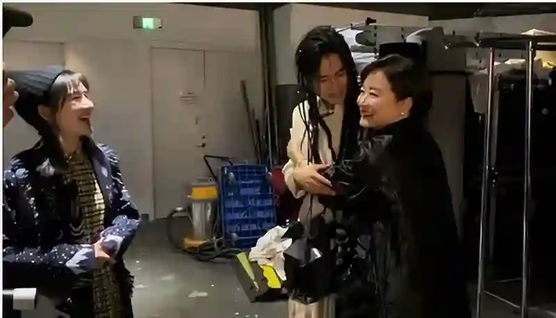 70岁林青霞在江西，穿着时尚一点不显老，与好友谢娜罕见同框