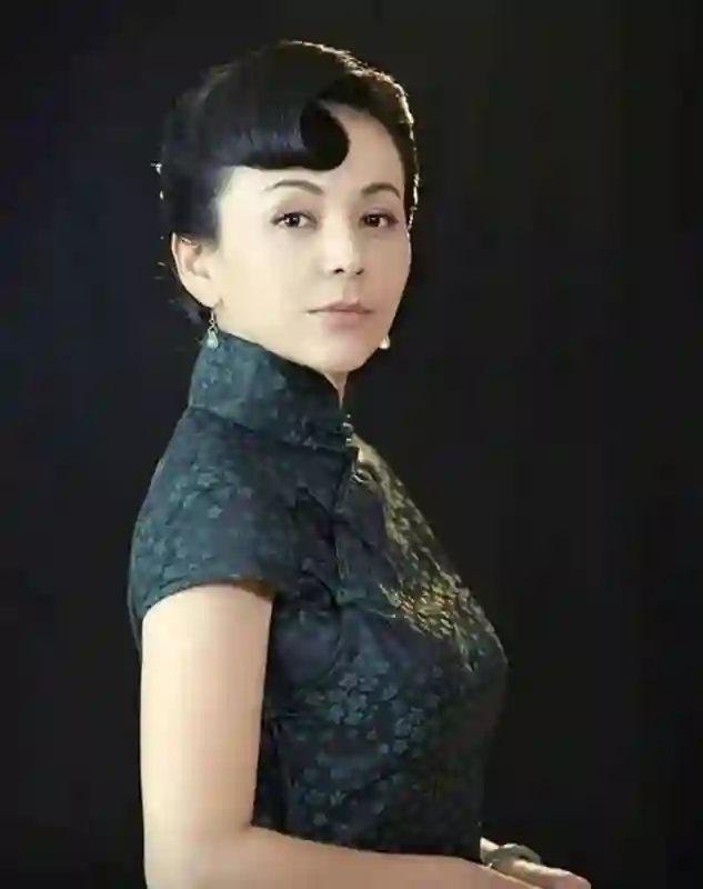 54岁王琳在上海与好友聚会，坐街边吃烧烤，老戏骨李传缨全程陪同