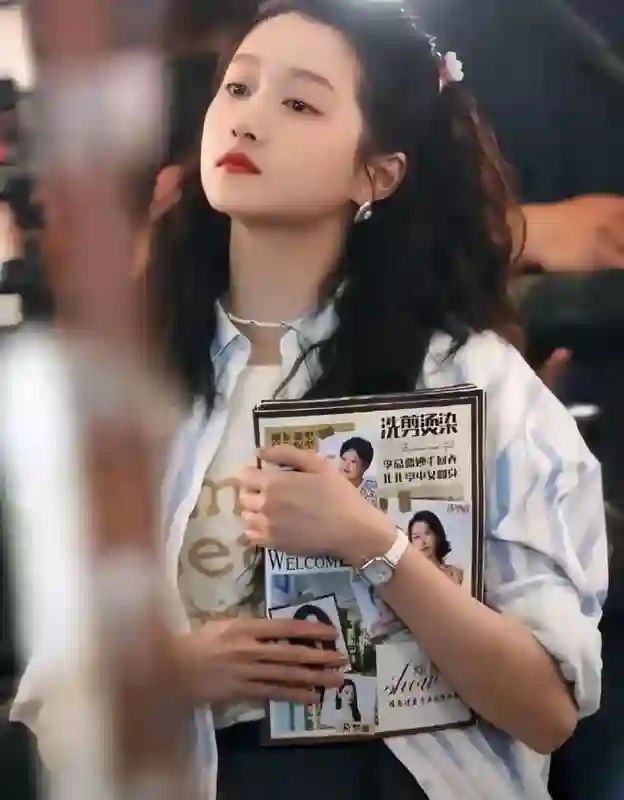 关晓彤脱离美颜滤镜 ，嘴角纹、法令纹严重，给人又老又年轻的感觉