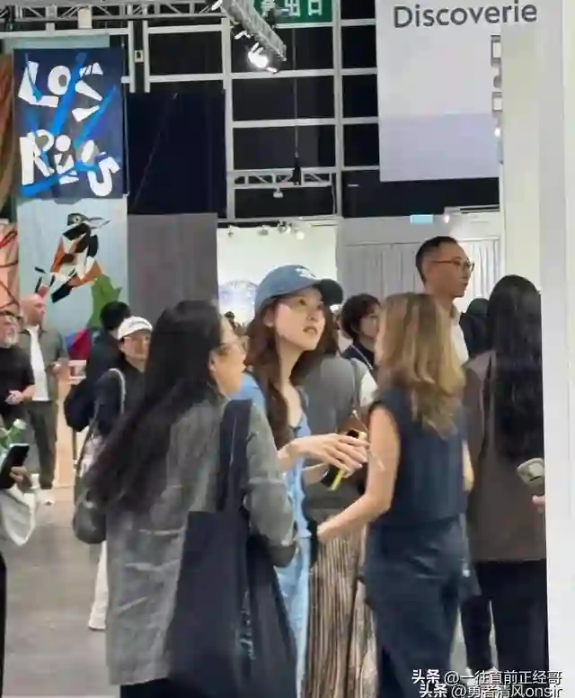 31岁章泽天现身香港画展，三胎妈妈根本没有变化，依然美丽动人
