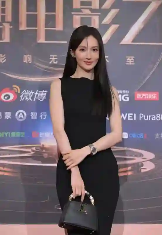 微博电影之夜，金晨脸僵鼻子歪，科技感拉满，动脸的后遗症太大了