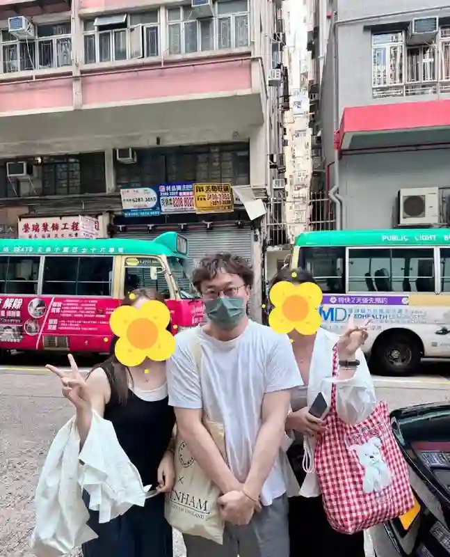 街头偶遇陈奕迅！与路人双手交叉拘谨合影