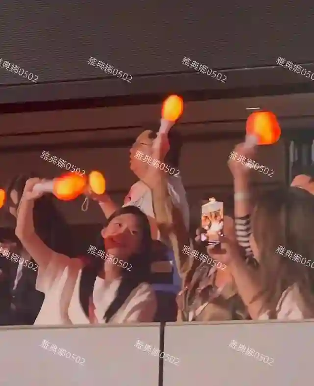 周杰伦演唱会偶遇奚梦瑶和婆婆梁安琪，婆媳俩挥动荧光棒全程开心