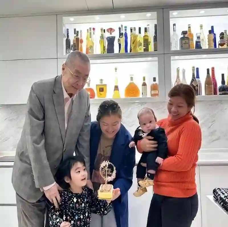 嫁豪门3年生俩！41岁嫁81岁老公，44岁生女后再得子