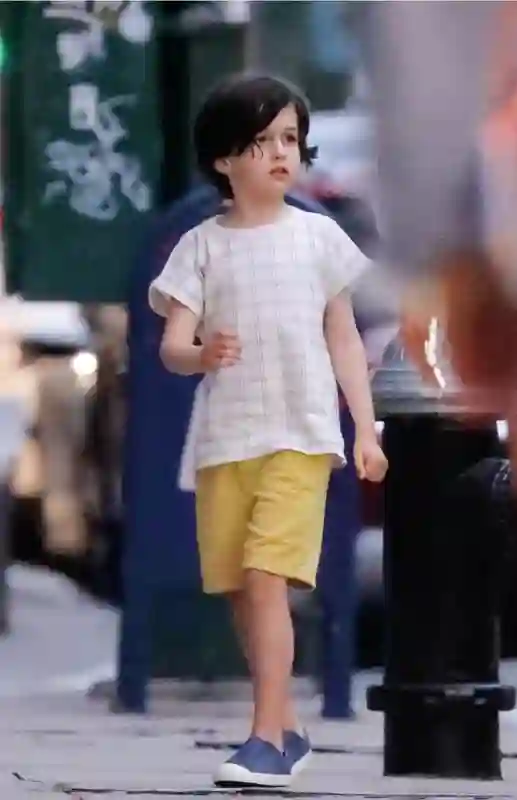 还记得安妮海瑟薇吗，小儿子撞脸《小鬼当家》男主？