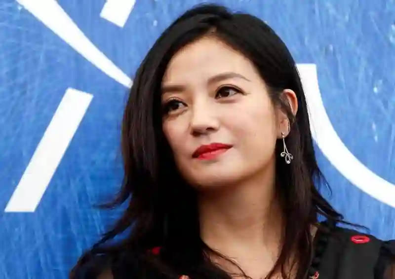 拔出萝卜带出泥！49岁赵薇近况被曝，原来圈内封杀只是冰山一角