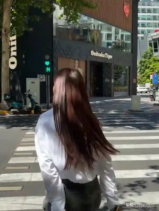 杜海涛晒14张约会照,赞沈梦辰下厨做湘菜,二人甜蜜如初