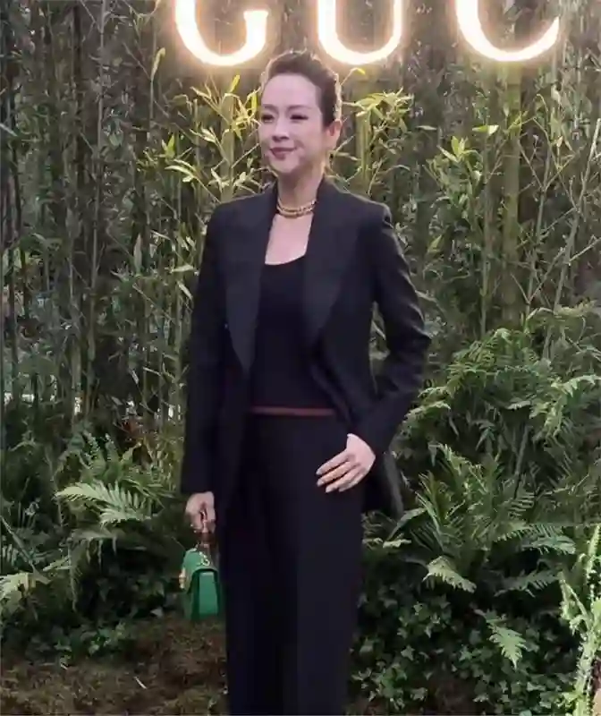 46岁章子怡参加活动，盘发+黑西装似女企业家，眼神带着一股狠劲