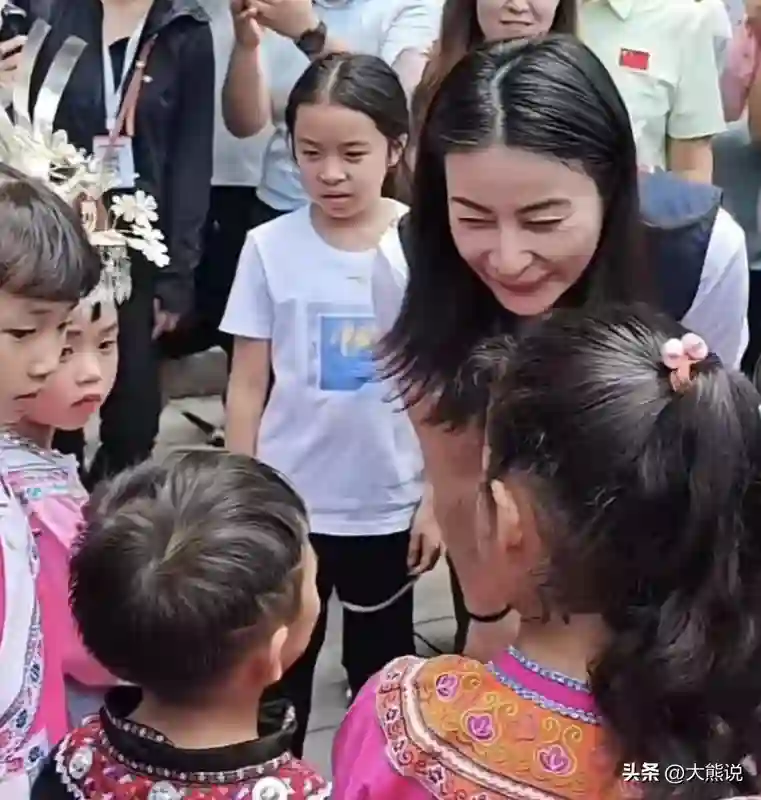 郭晶晶儿子罕见露脸，被夸外国帅哥范儿，跟妹妹三人共用一张脸