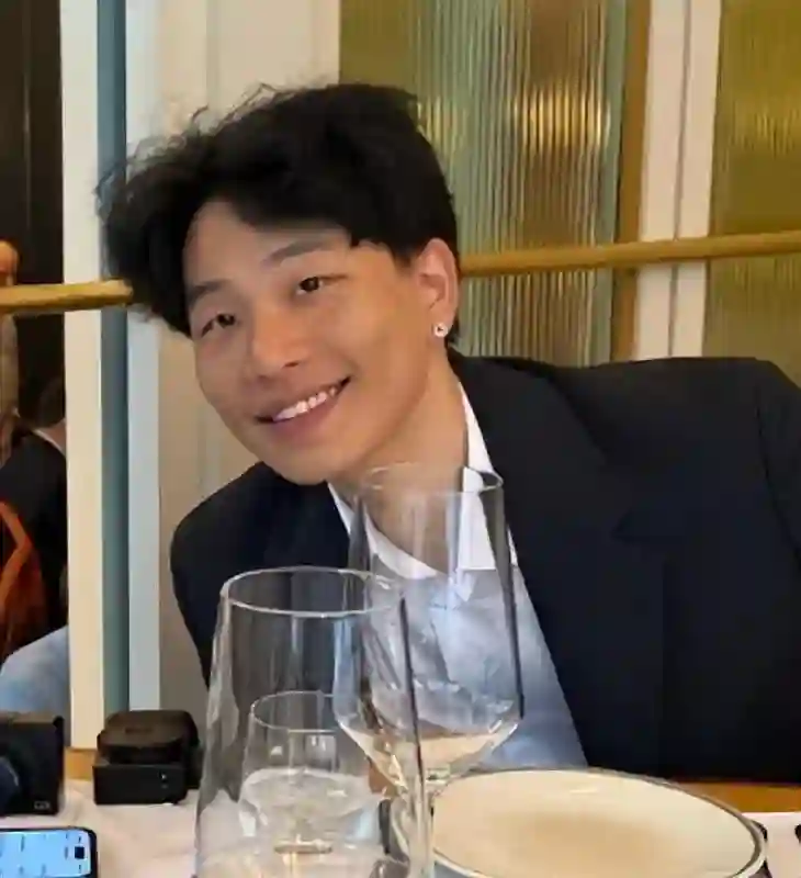 陈坤儿子大学毕业！23岁陈尊佑晒和父亲合照，父子俩颜值差距好大
