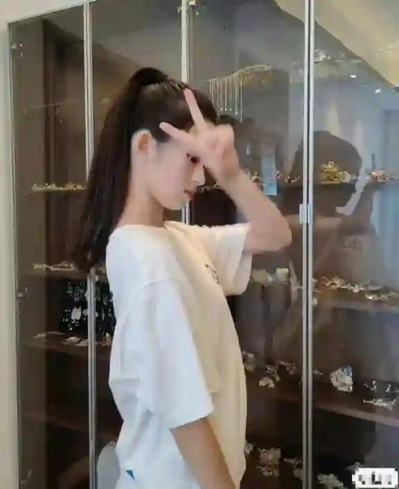 黄杨钿甜的父亲没说真话，深扒下，他的身份简直细思极恐！