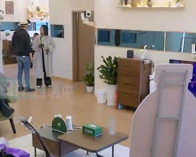 周杰重返桃花坞，与李雪琴汪苏泷热情相拥，旗下农业企业多元产品