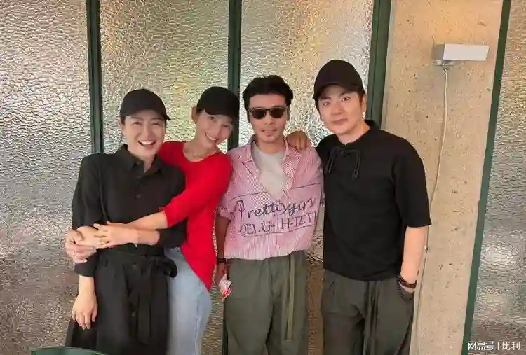 蔡少芬在北京聚餐，四个人排排站，陶昕然个子真不高，娘娘是真美