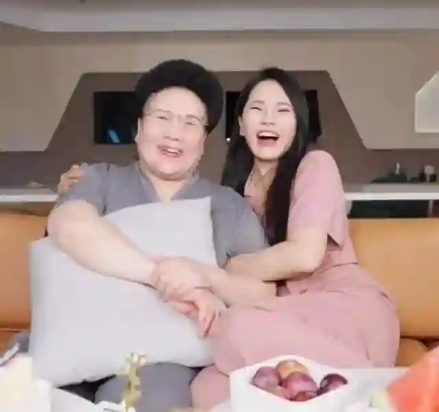 57岁伊能静英国被偶遇！五一带婆婆女儿度假，素颜皮肤好未见秦昊
