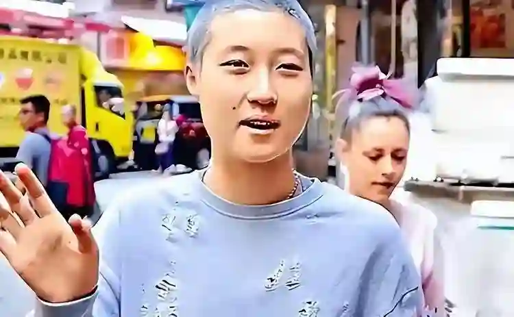 成龙第二个私生子曝光！她与林青霞齐名，带子嫁人，过往生活被扒