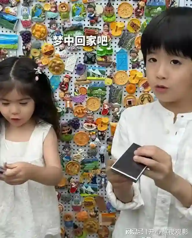 麦迪娜婆媳同游新疆打卡六星街，保姆跟着带娃，儿子女儿都超萌