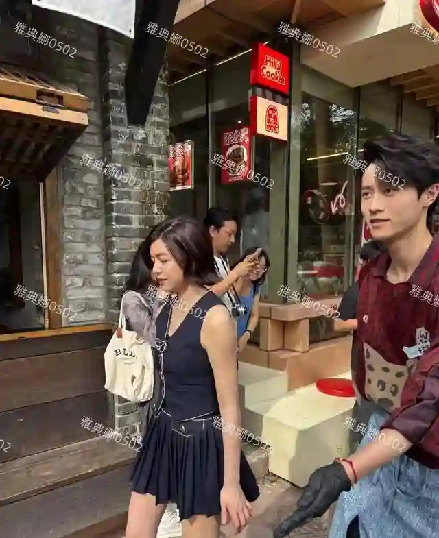 重庆偶遇陈妍希，40岁的她身材比之前略有发福，短圆的苹果脸显年轻