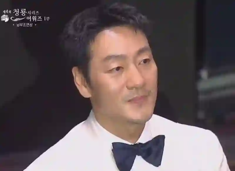 韩国青龙奖：IU拿视后美如初恋，李惠利变黑魔女，朴宝剑帅回巅峰