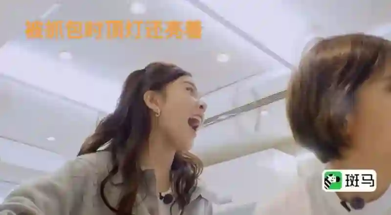 她不是实力很强么？怎么弹幕都在骂…