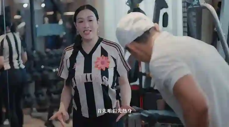 刘畊宏做客钟丽缇北京豪宅，赶饭点吃六个菜，家里有俩保姆照顾她