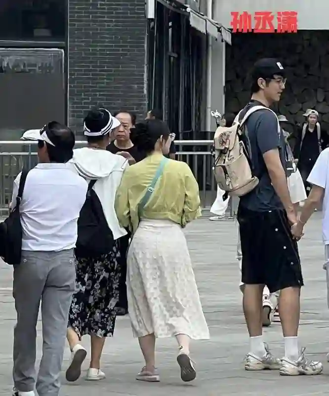 42岁金莎现身江西，和小男友孙丞潇约会，打扮朴素，不像中年妇女