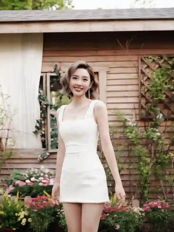 唐艺昕35岁颜值身材双在线，白包臀短裙秀美腿状态超好