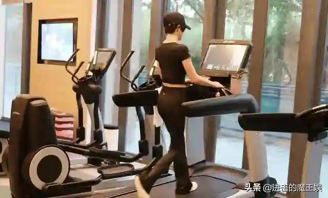 姚晨高调宣布降脂成功，瘦了一大圈，这是被贾玲激励到了？