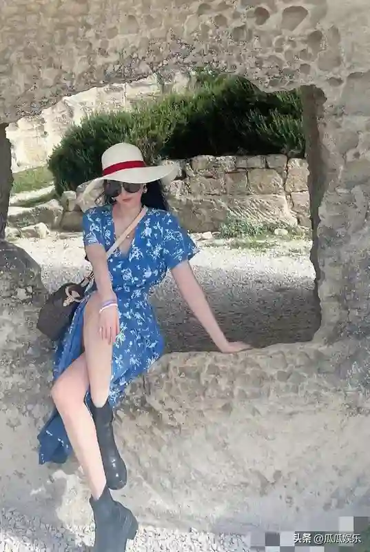 戛纳偶遇刘亦菲吃饭，大口吃东西胖成双下巴和旅行精修图判若两人