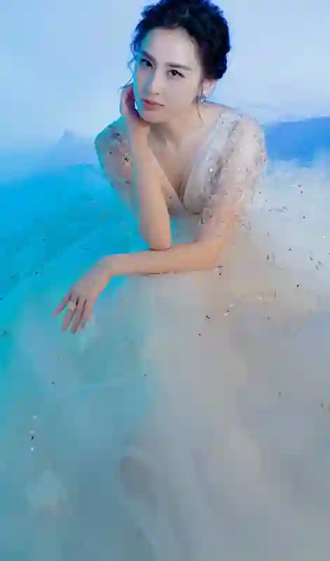 黄圣依独闯江湖，演绎狠角色，星光闪耀难挡