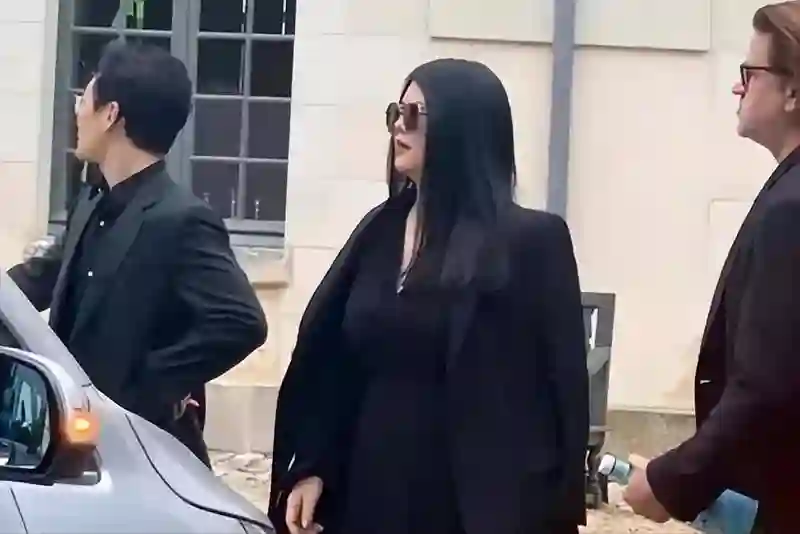 李湘真实照片被扒！没开美颜满脸黢黑，网友：胖得超乎想象！