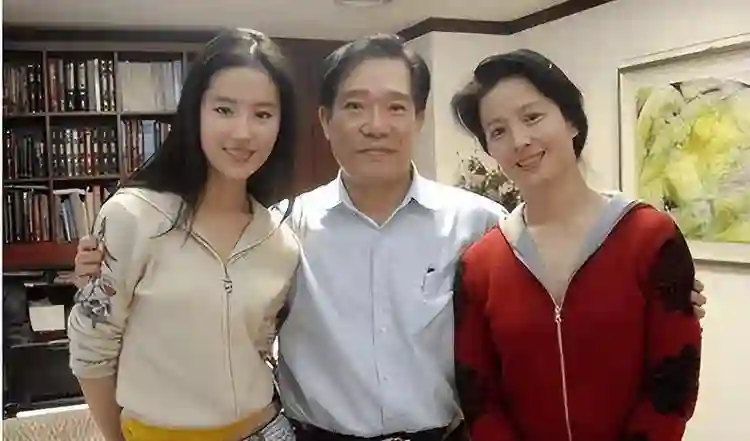 刘亦菲母亲刘晓莉：长得比女儿还漂亮，两婚两离，66岁单身也幸福