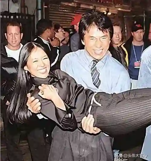 章子怡“国际章”成名路，肚兜亮相戛纳红毯，喂成龙提子被调侃
