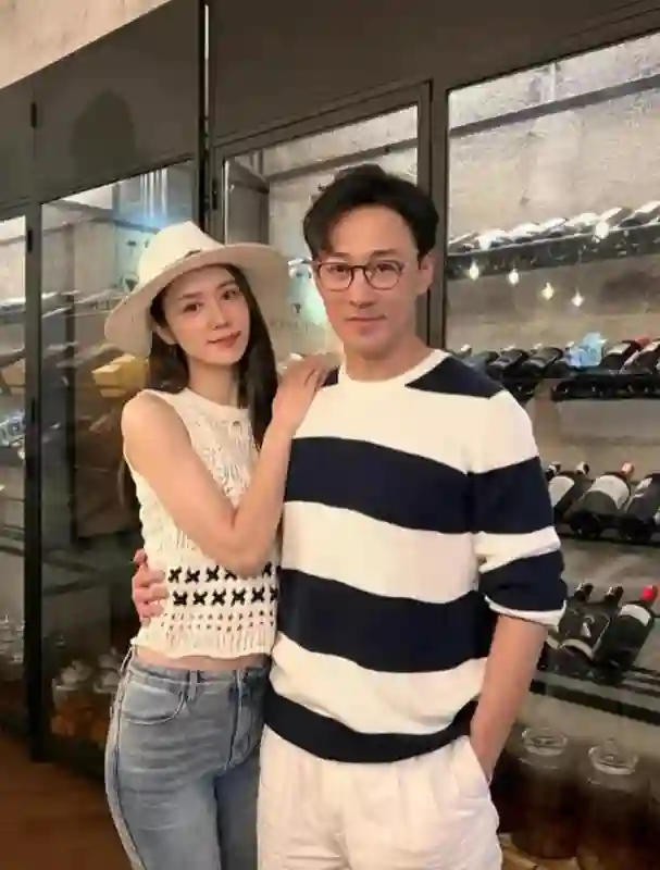 林峯老婆520晒照，却被扒出是网图，张馨月还把商家logo修掉了