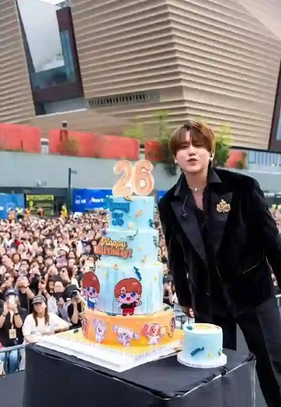 香港顶流姜涛迎来26岁生日，众多粉丝齐聚应援阵仗超壮观