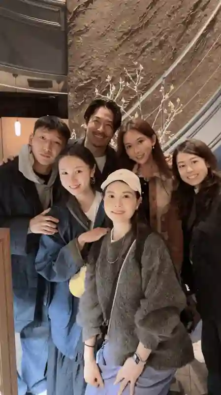 林志玲和阿如那老婆同框：50岁喝到“微醺”如30岁，黑泽福气不小