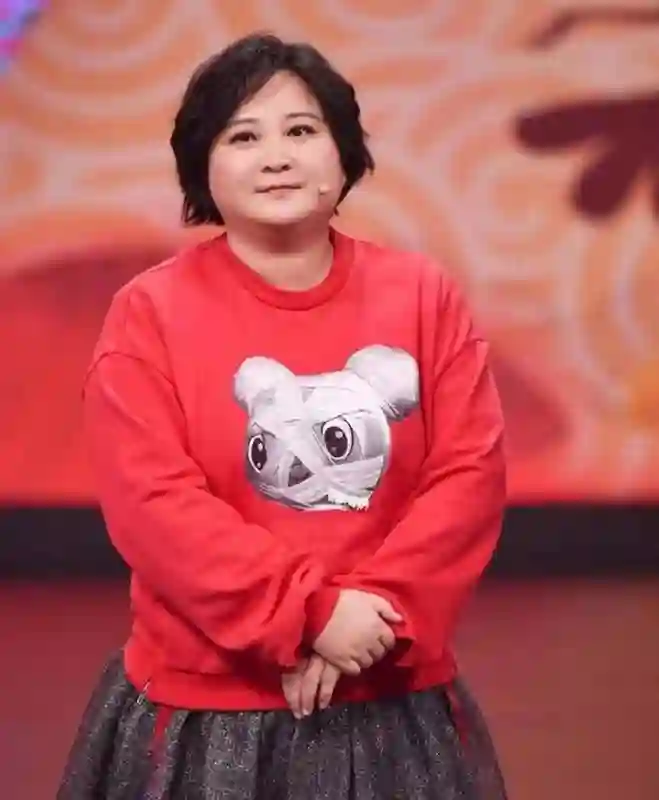 贾玲上海庆43岁生日，气质出众，颜值身材都保持得极好