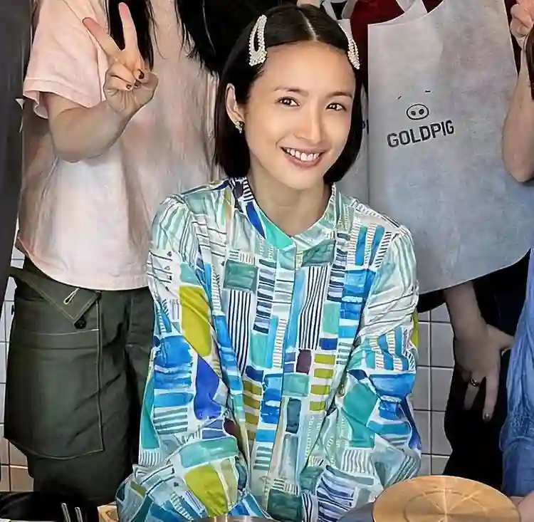 林依晨怀孕7个月露面，素颜瘦了很多，遮挡孕肚被众人保护