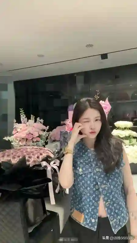 杜淳老婆王灿庆37岁生日，烫卷发配蝴蝶结，甜美如17岁少女