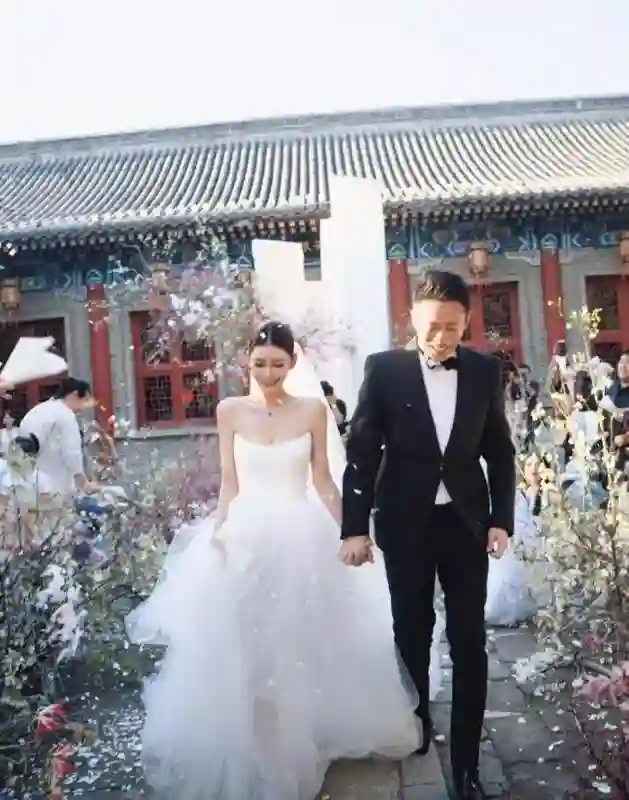 汪小菲婚礼刚结束，S妈便催债又离间，马筱梅新妇第二日重锤反击