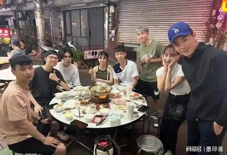 45岁霍建华在台湾吃路边摊火锅，打扮朴素接地气，脸部皮肤显粗糙