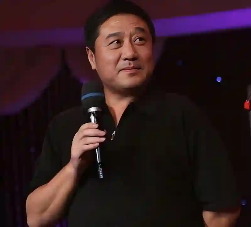 为了梅婷，抛弃患难与共的发妻，67岁孤身一人的叶大鹰可曾后悔？