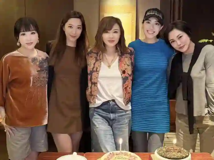 62岁关之琳参加生日会，穿花衣合照比寿星抢镜，站中间被视为贵宾