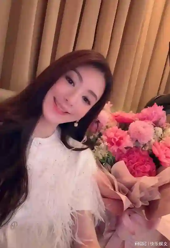 方媛郭富城庆祝结婚八周年！王思聪拆散不了他们，晒全家福很温馨