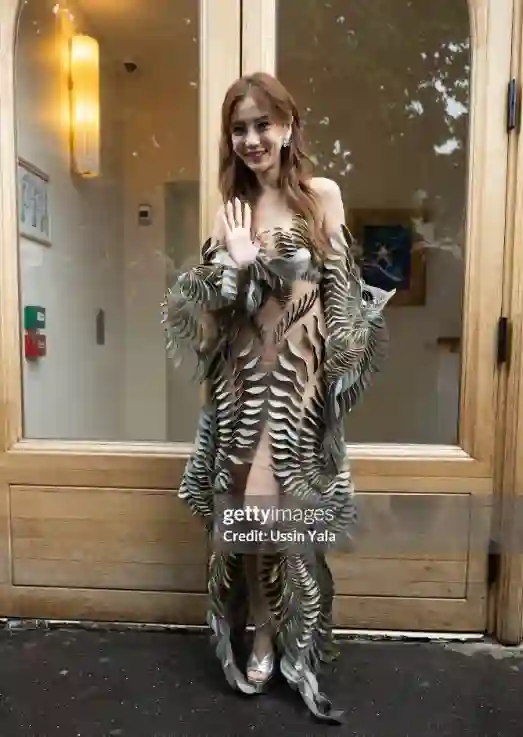 巴黎这一夜：迪丽热巴再捂胸名场面，辛芷蕾肿了，向佐穿了个啥