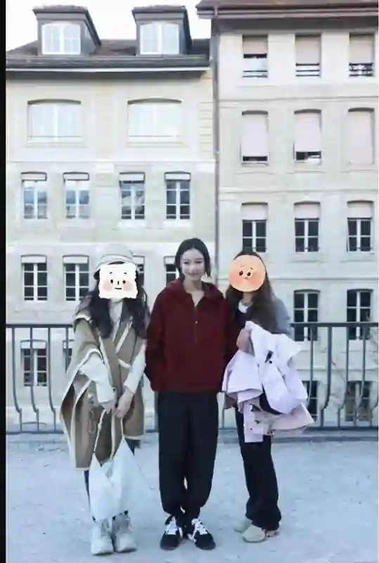 36岁倪妮瑞士偶遇，千元行头尽显白嫩肌肤，张艺谋眼光真独到