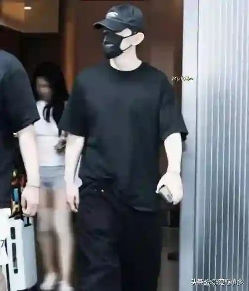 33岁邓伦被偶遇出行，独自开车拿东西，此前被曝结婚开启新生活